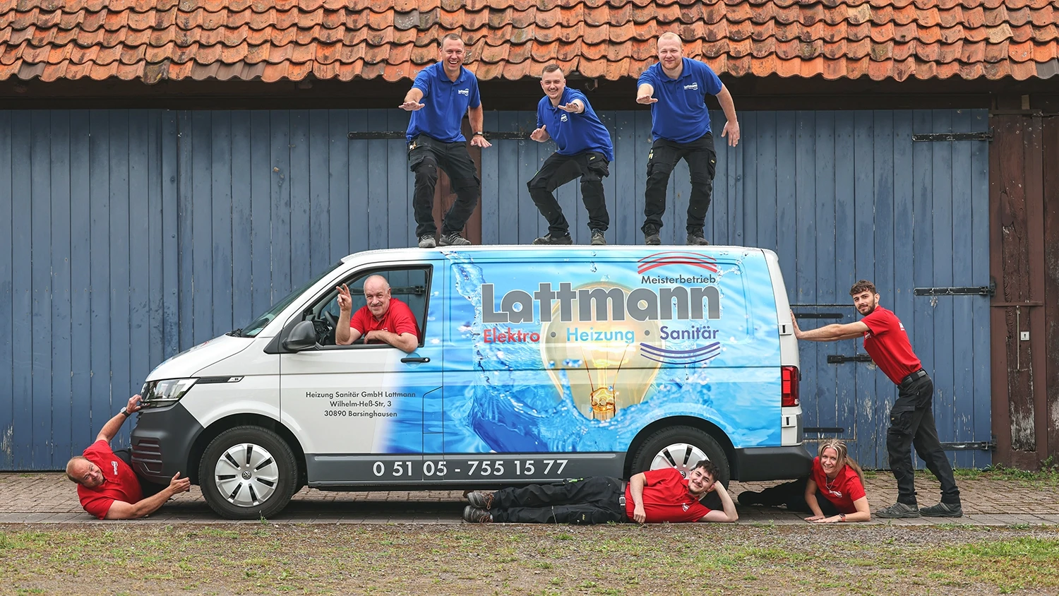 Team von Lattmann Elektro Heizung Sanitär auf einem Firmenwagen Team von Lattmann Elektro Heizung Sanitär auf einem Firmenwagen