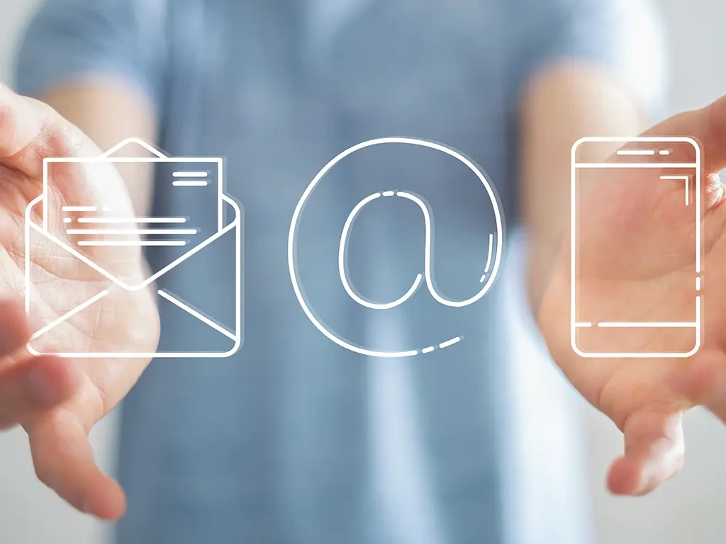 Kontakt – Symbolische Darstellung von E-Mail, Telefon und Kontaktmöglichkeiten