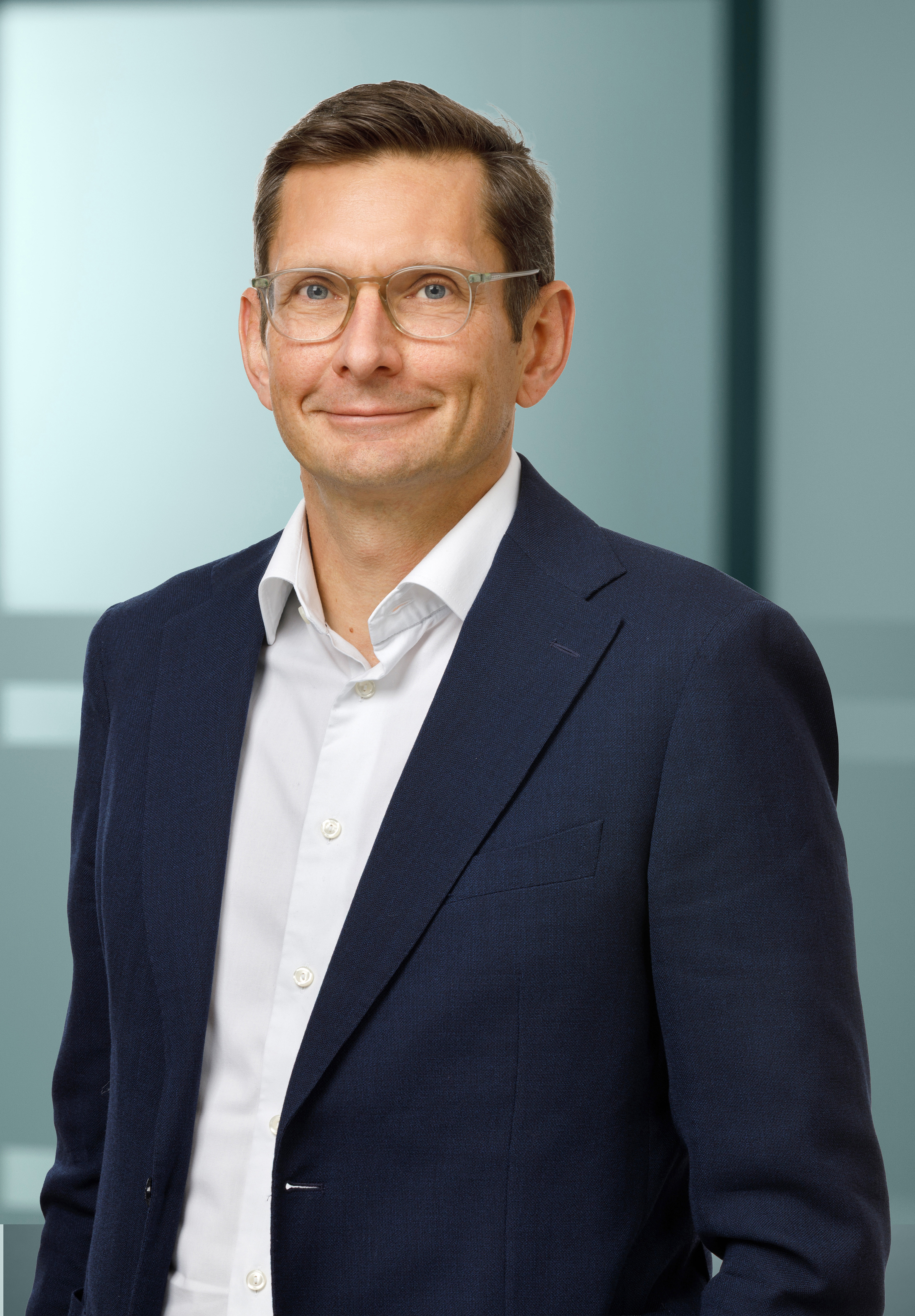 cg-7736-lay-3, Mann im Business-Outfit mit blauem Sakko und weißem Hemd