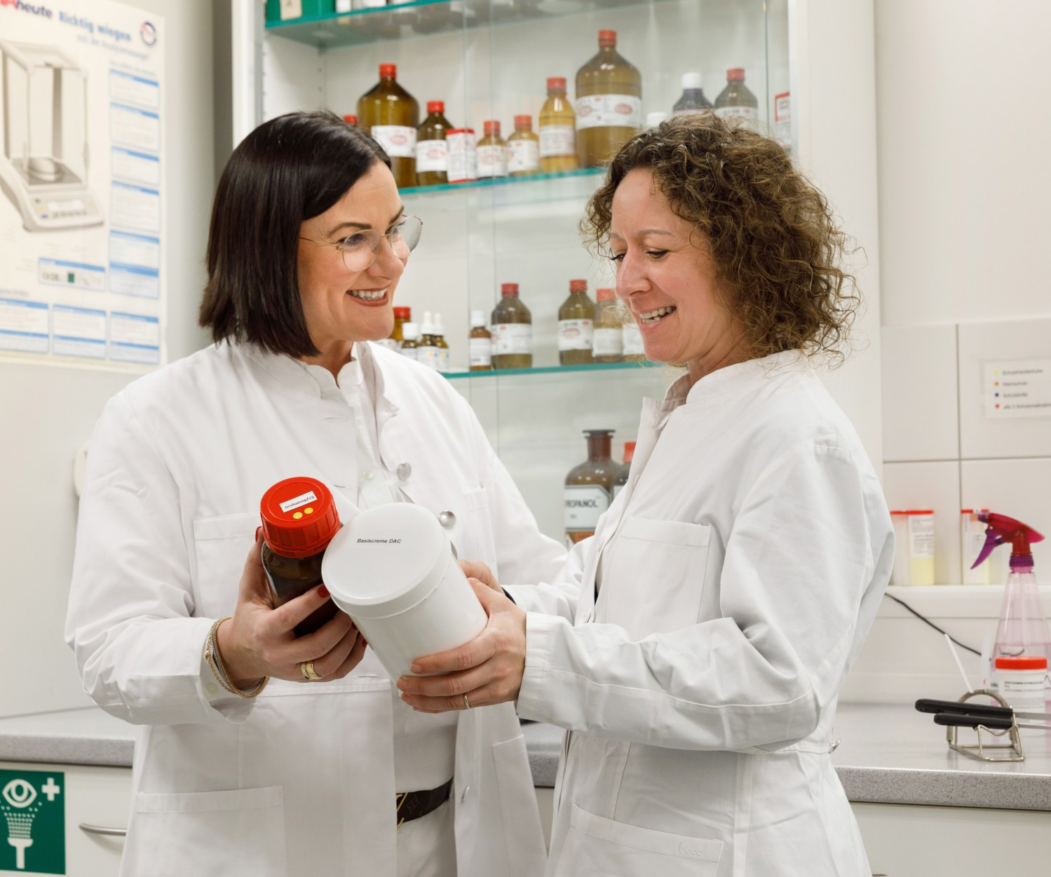 Zwei Apothekerinnen im Labor mit Chemikalienbehältern, cg-7605-korr-2