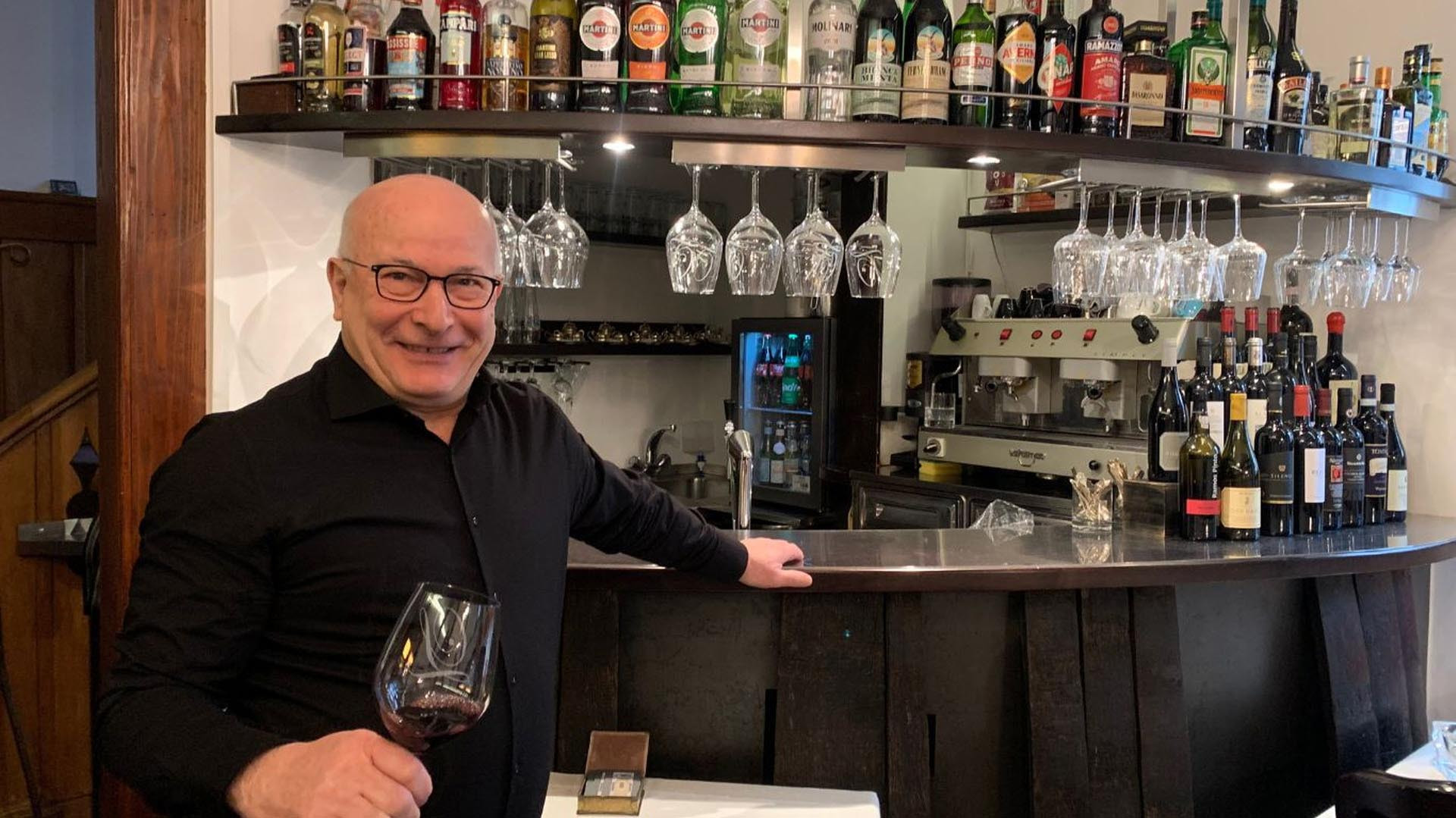 Donato Apicella in seinem Weinlokal Donato Apicella vor seiner Bar im Leonardo Weinlokal