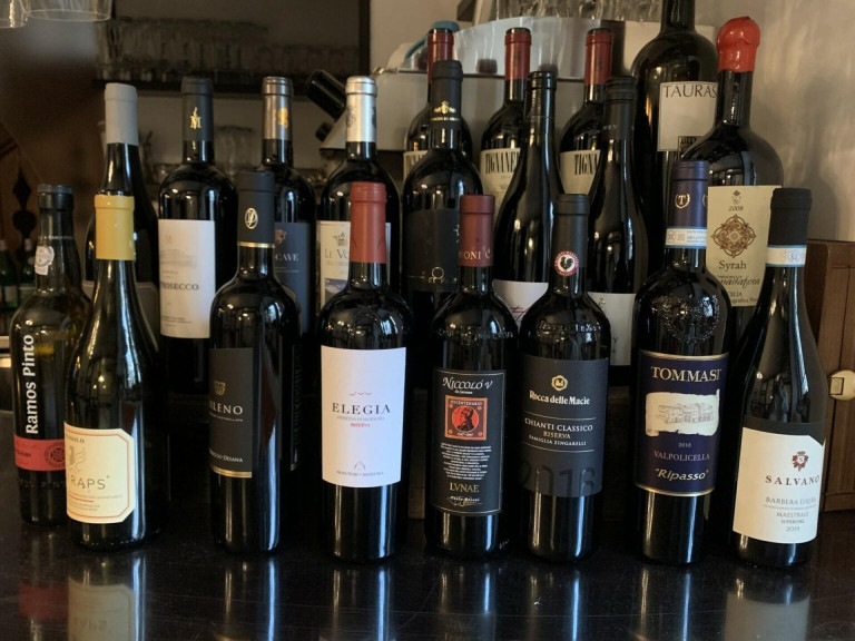 Donato Apicella's Weinsammlung Weinflaschen im Weinlokal