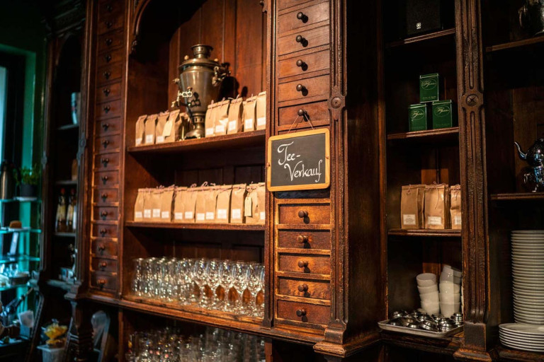 Alter Apothekerschrank in der Teestube Alter Apothekerschrank in der Teestube