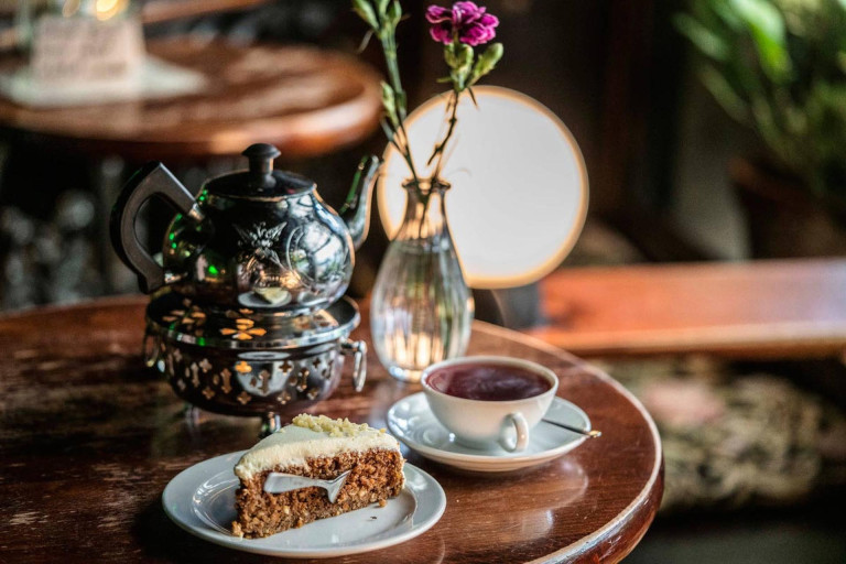 Tee und Kuchen im Teestübchen Hannover Tee und Kuchen auf Tisch im Teestübchen Hannover