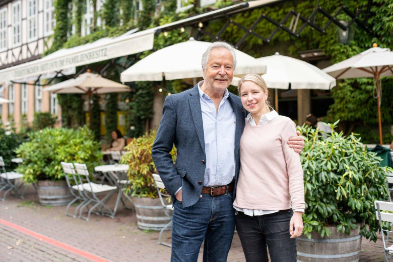Günther Bohnecke
und Tochter Josefine vorm Teestübchen Hannover Günther Bohnecke
und Tochter Josefine vorm Teestübchen Hannover