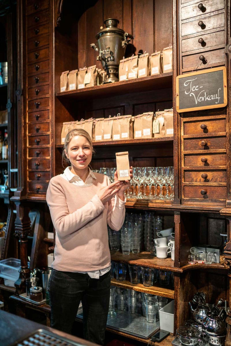 Tochter Josefine im Teestübchen Hannover Josefine vor Apothekerschrank im Teestübchen Hannover