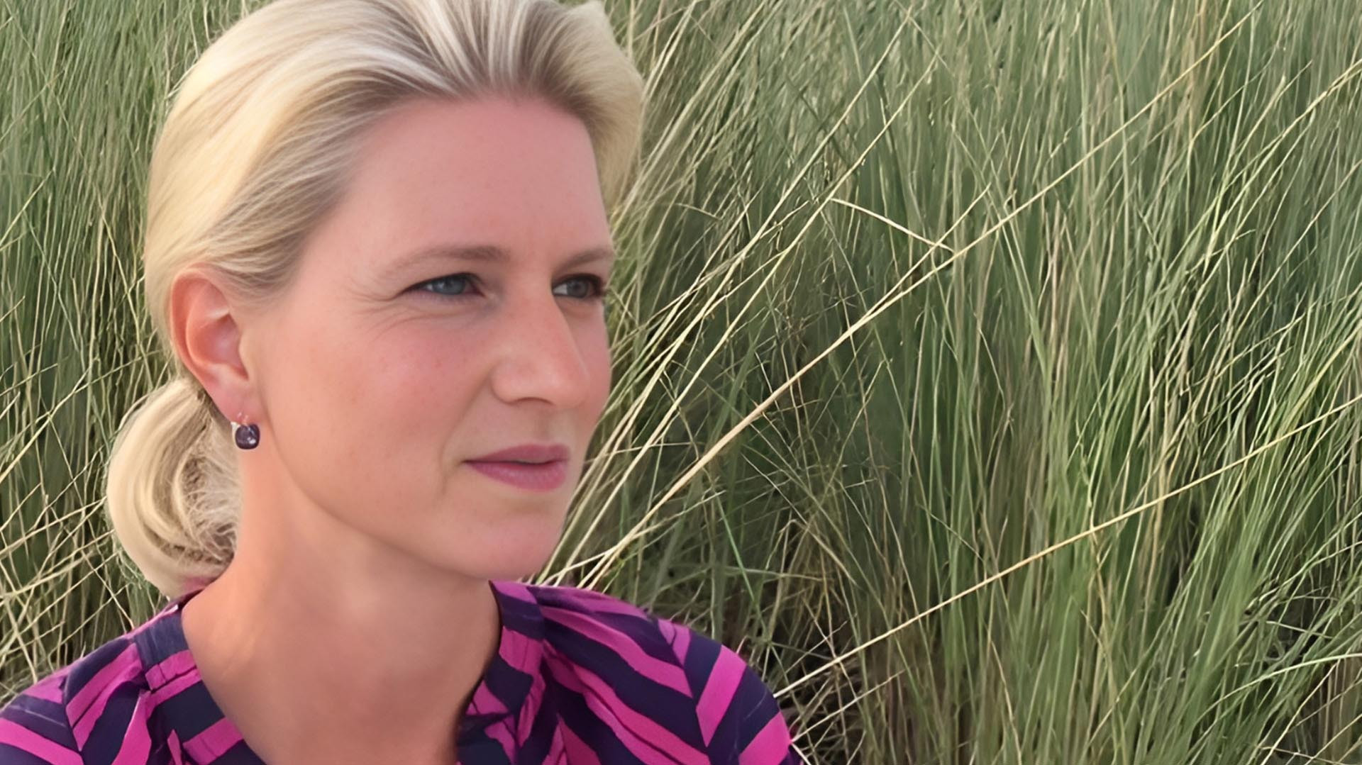 Caroline Prenzler im Porträt Nahaufnahme von Caroline Prenzlers Gesicht mit friedlichem Ausdruck