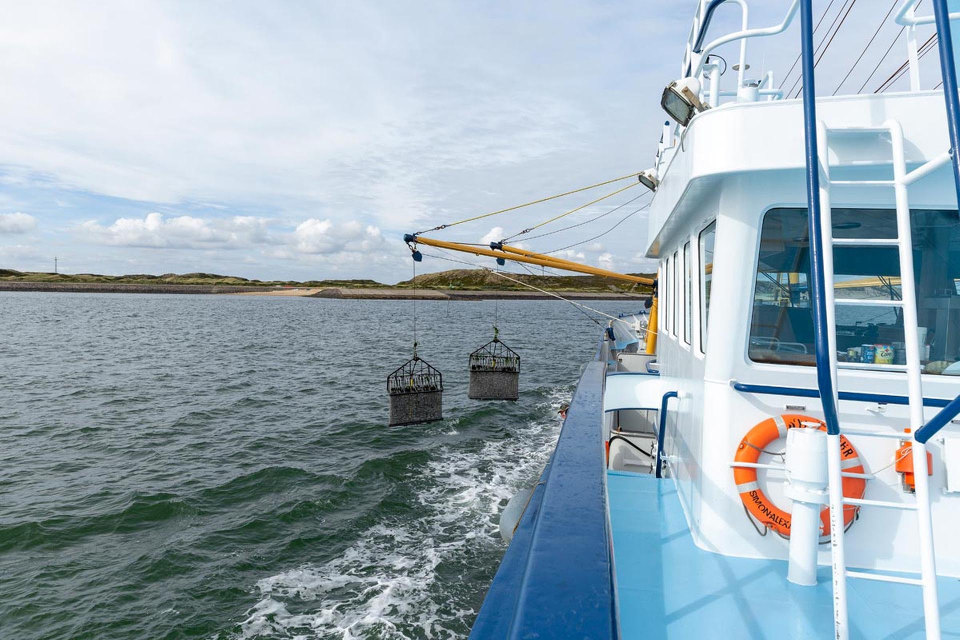Tradition trifft Zukunft – das Miesmuschelfischen vor Sylt ist Handwerk mit langem Atem. Fischereischiff fährt über die Nordsee bei leichtem Wellengang.