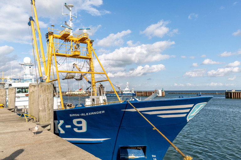 Muschelkutter am Kai im Hafen von Hörnum angedockt.