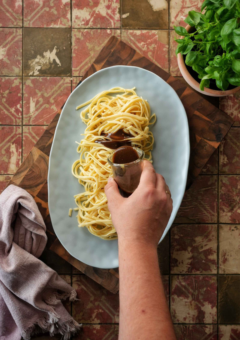 Nobilis bereitet Spaghetti mit Sauce zu