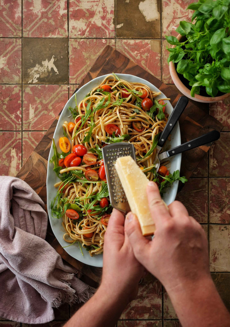 Nobilis kocht Pasta-Salat mit Tomaten und Rucola