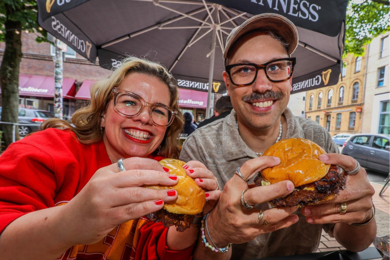 Ninia Binas beim Burgeressen unter einem Guinness-Sonnenschirm Ninia Binas genießt Burger unter einem Guinness-Sonnenschirm