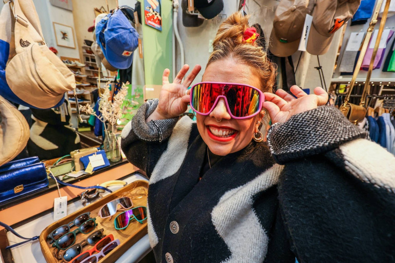 Ninia Binas beim Einkaufen von Sonnenbrillen Ninia Binas beim Shoppen mit Sonnenbrille