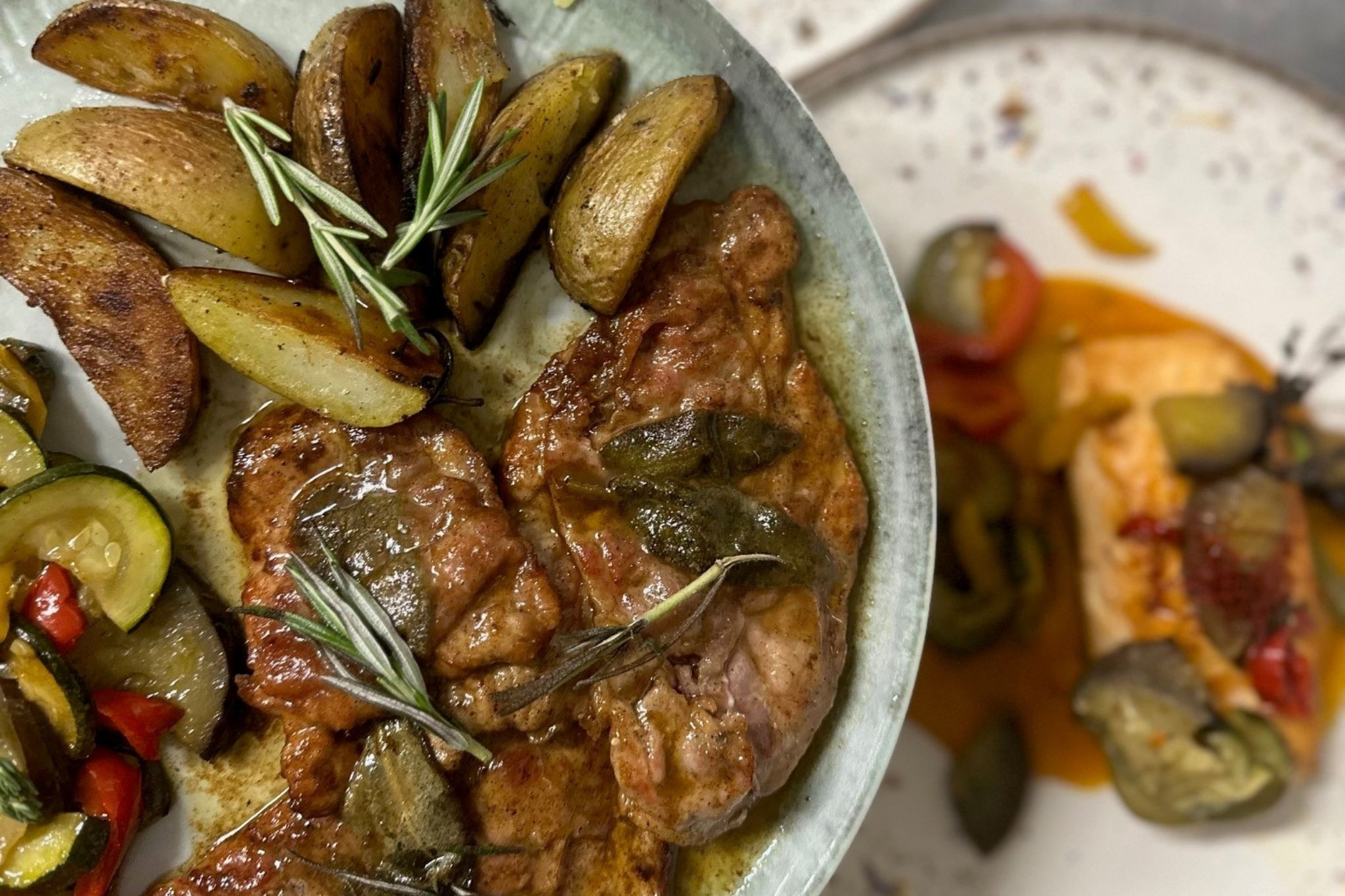 Gourmetgericht mit Fleisch und Kartoffeln auf Nobilis-Webseite Gourmetgericht mit Fleisch und Kartoffeln, garniert mit Rosmarin