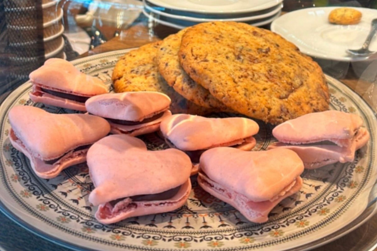 Herzförmige Macarons und Cookies auf einem dekorativen Teller