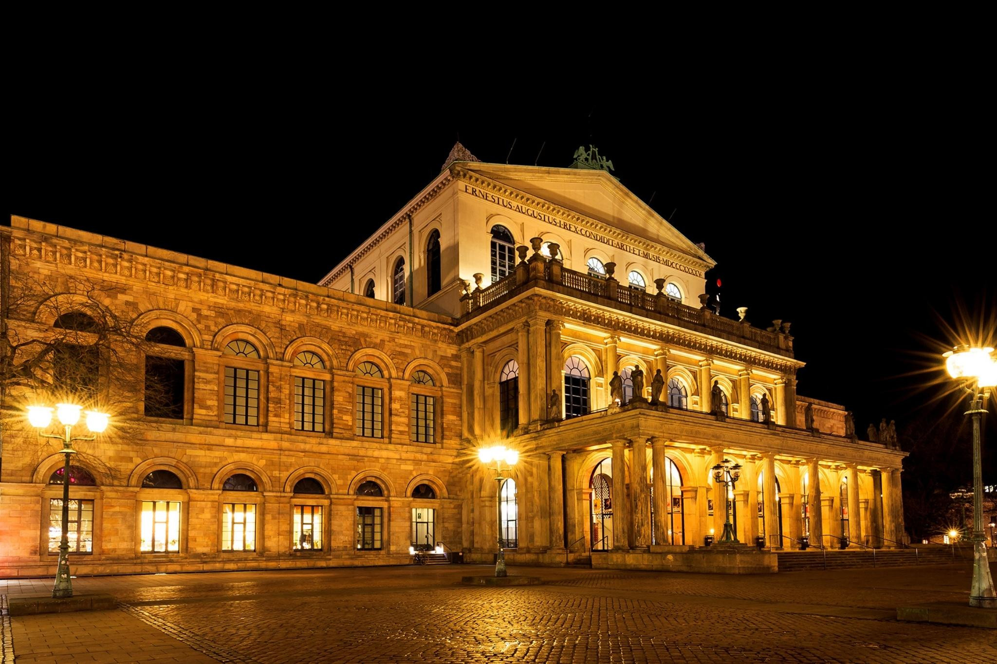Nachtaufnahme der beleuchteten Staatsoper Hannover