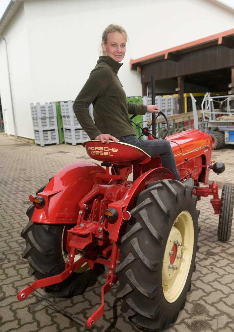 Frau auf einem alten Porsche Diesel Trecker