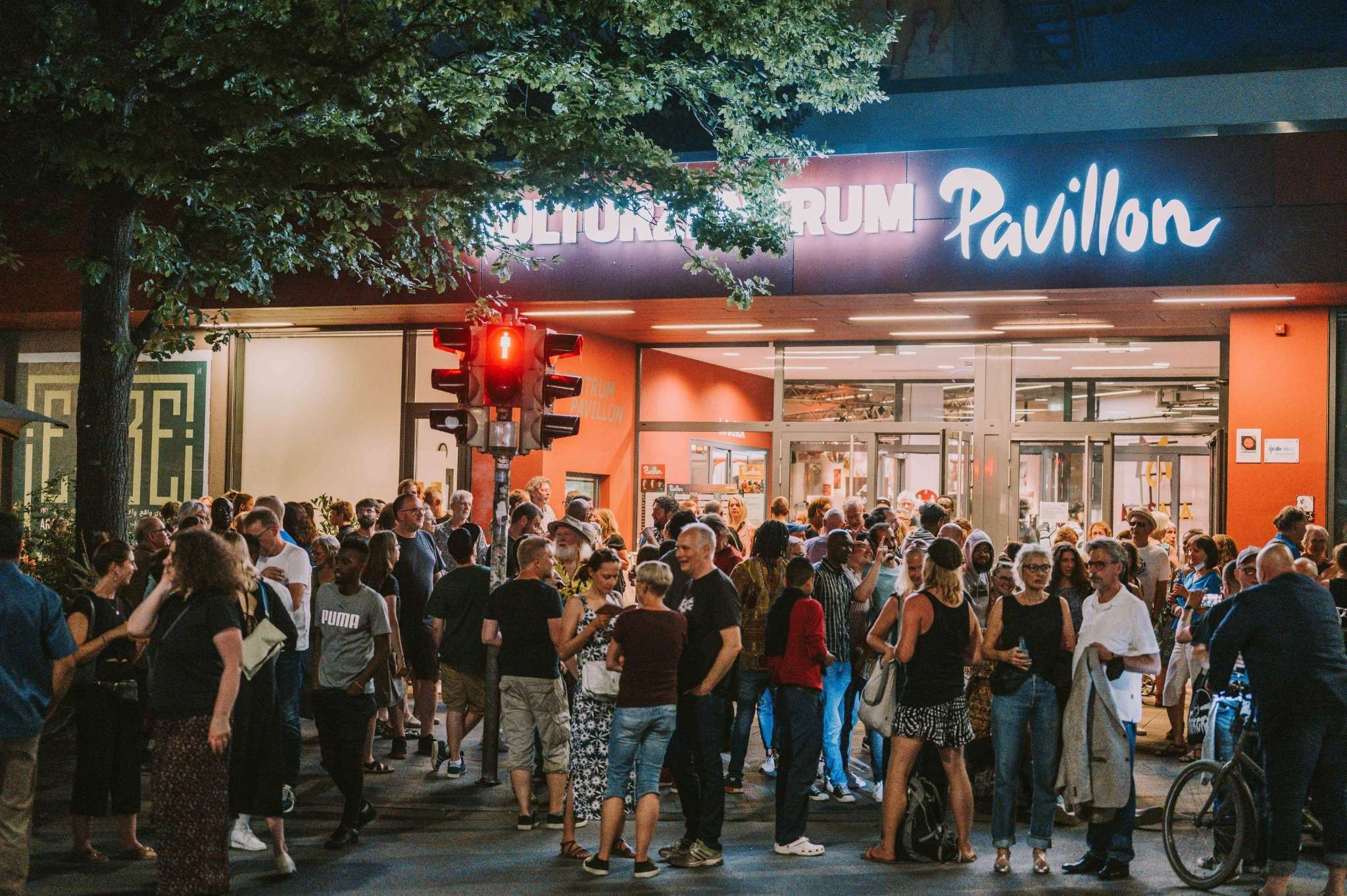 Kulturzentrum Pavillon bei Nacht mit vielen Besuchern Menschenmenge vor dem Kulturzentrum Pavillon bei Nacht