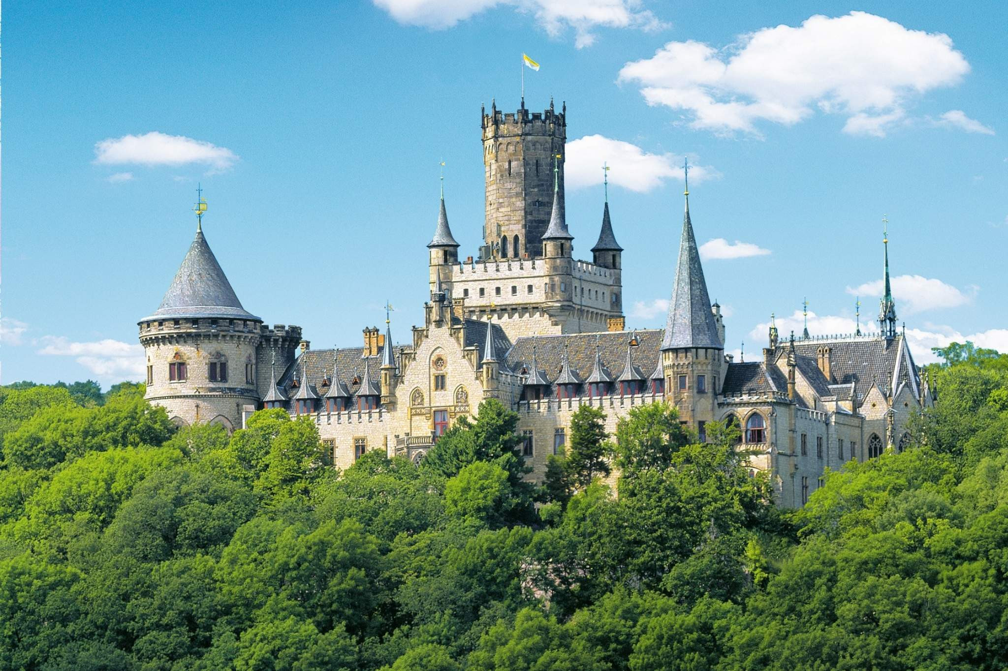 Marienburg in Deutschland bei sonnigem Wetter Blick auf die Marienburg in Deutschland