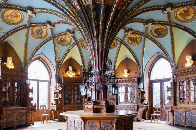 Innenraum der Marienburg mit gotischer Architektur Innenraum der Marienburg mit gotischer Architektur und kunstvollen Deckenverzierungen