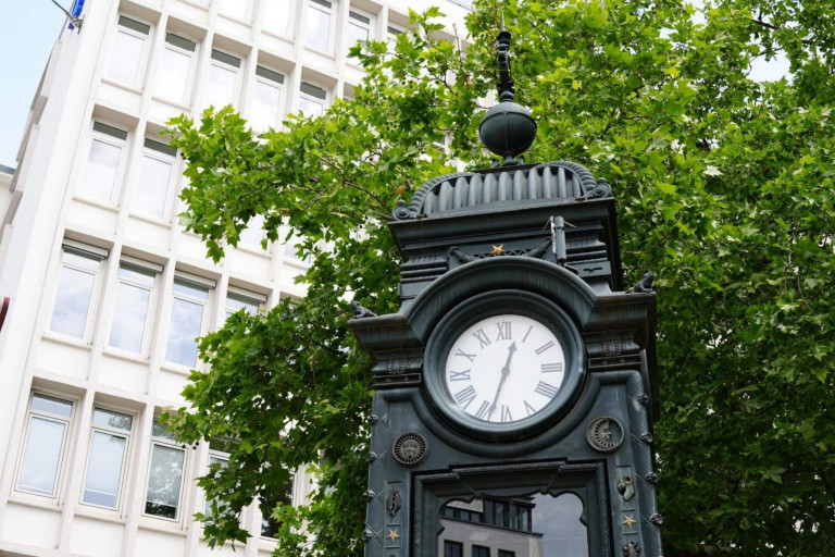 Historische Kröpcke-Uhr in Hannover Historische Kröpcke-Uhr in Hannover vor einem Gebäude