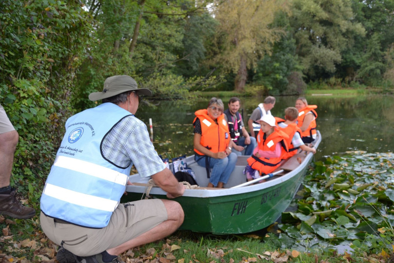 Menschen in Rettungswesten bei einer Bootstour am Entdeckertag