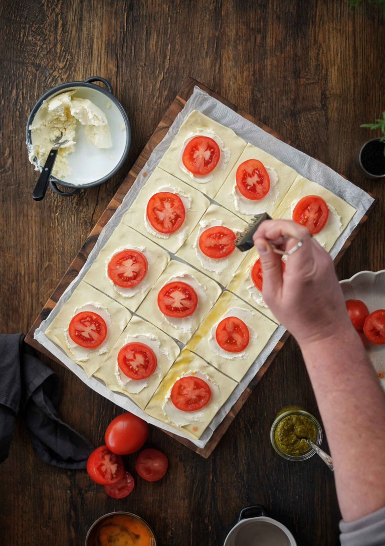 Zubereitung von Blätterteig mit Tomaten und Käse