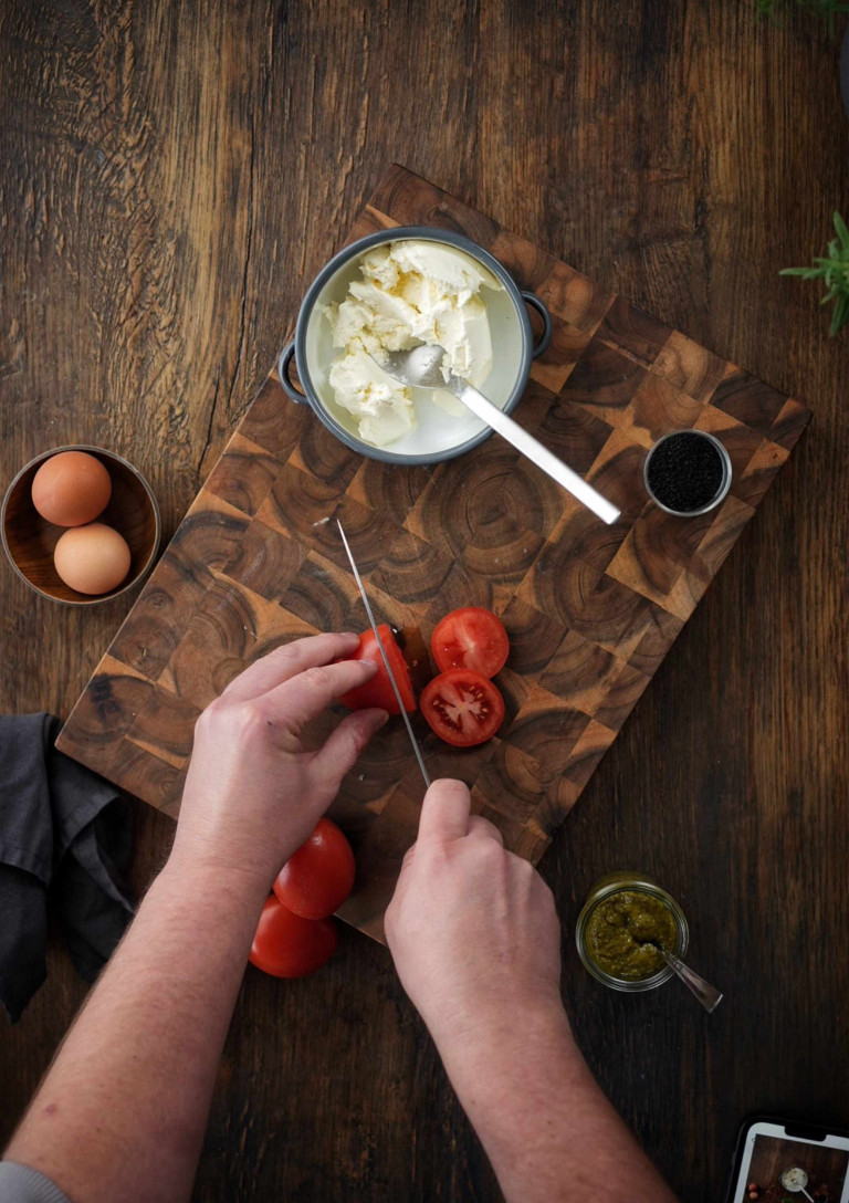 Vorbereitung von Tomaten und Zutaten für Blätterteig-Gericht