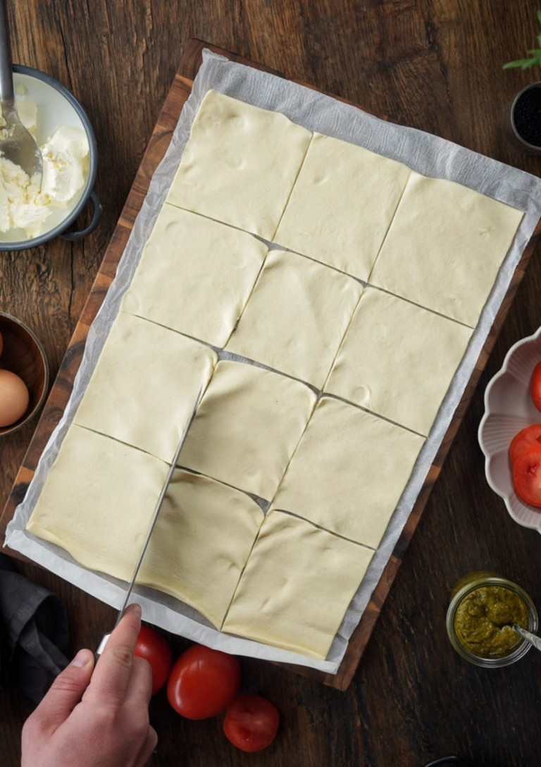 Blätterteig in Quadrate geschnitten auf einem Backblech