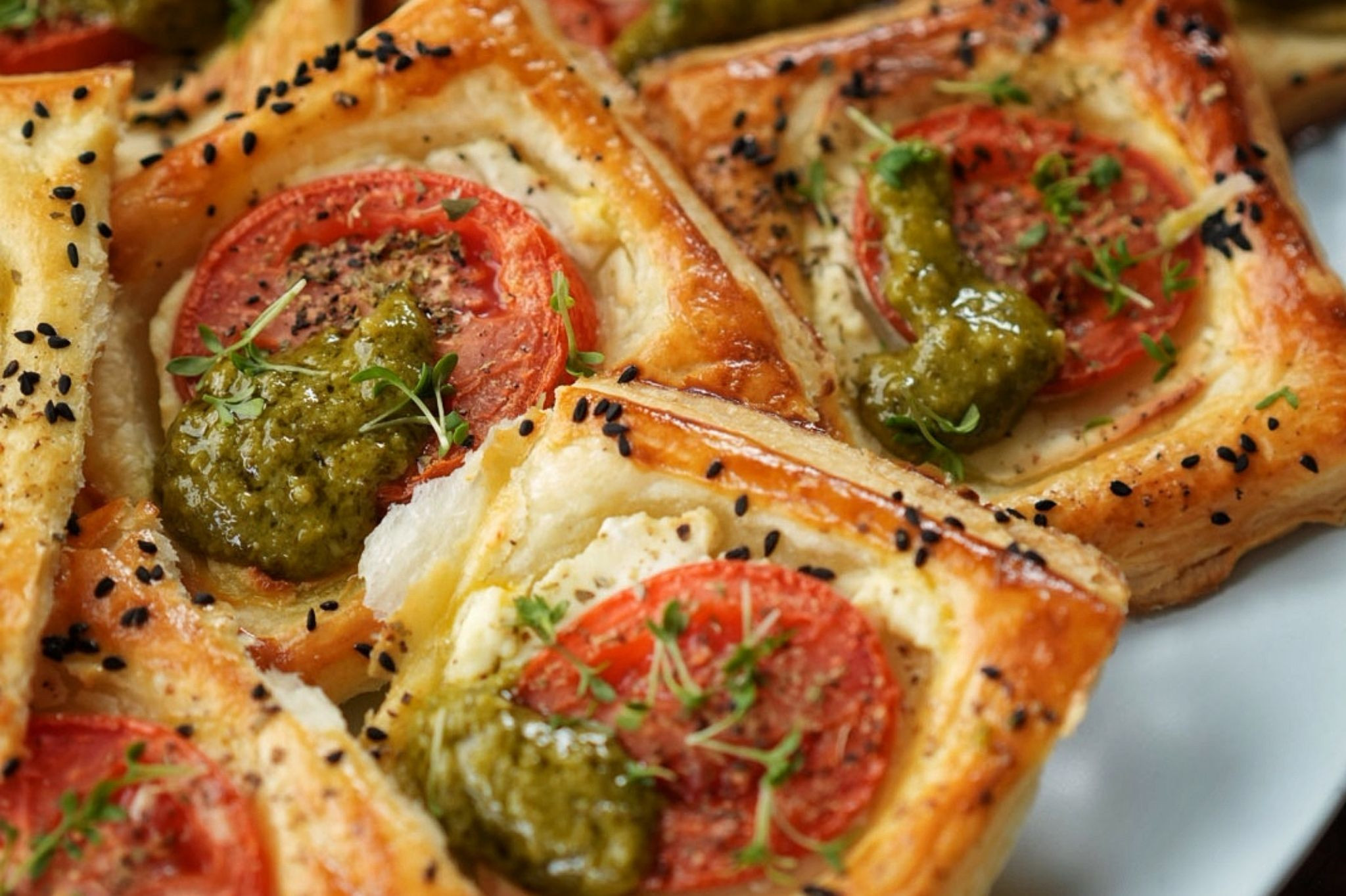 Tomaten-Blätterteig mit Pesto und Kräutern von Nobilis