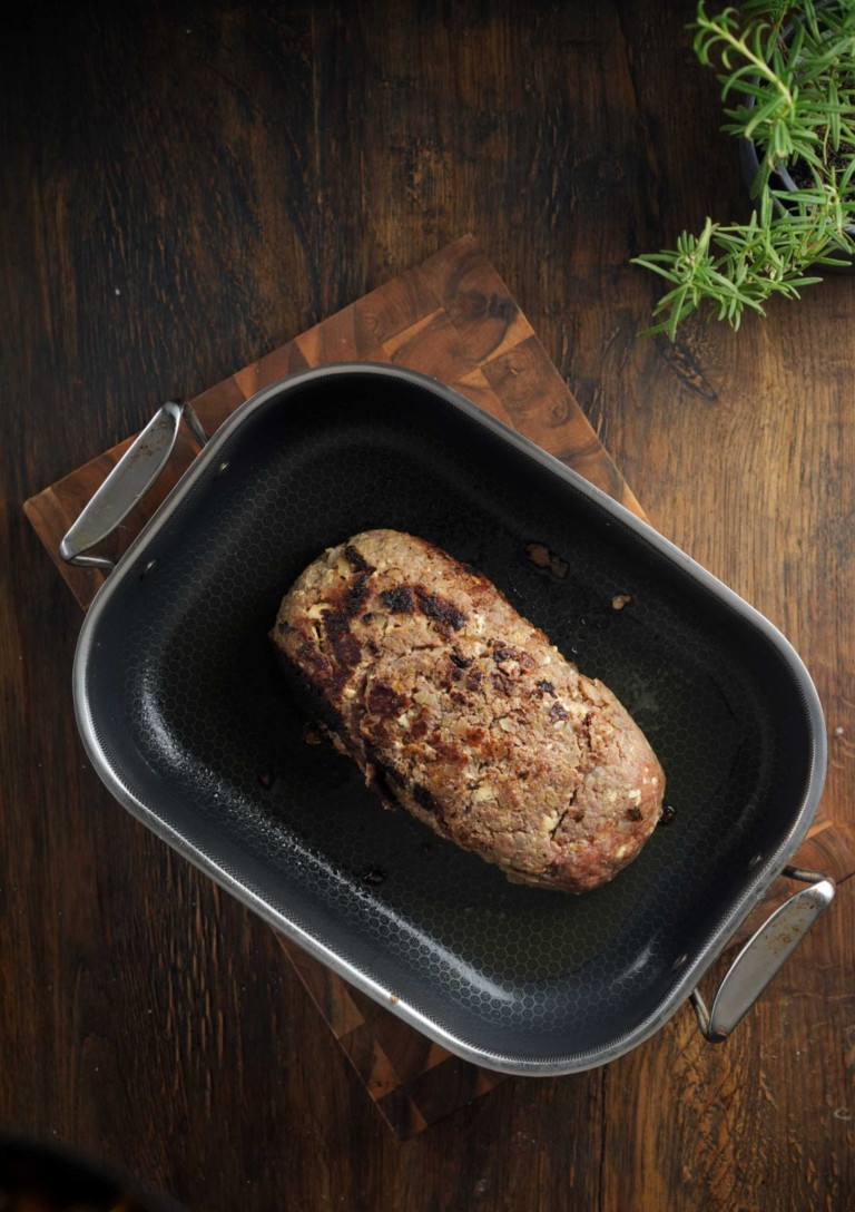 Hackbraten in einer Auflaufform im Ofen