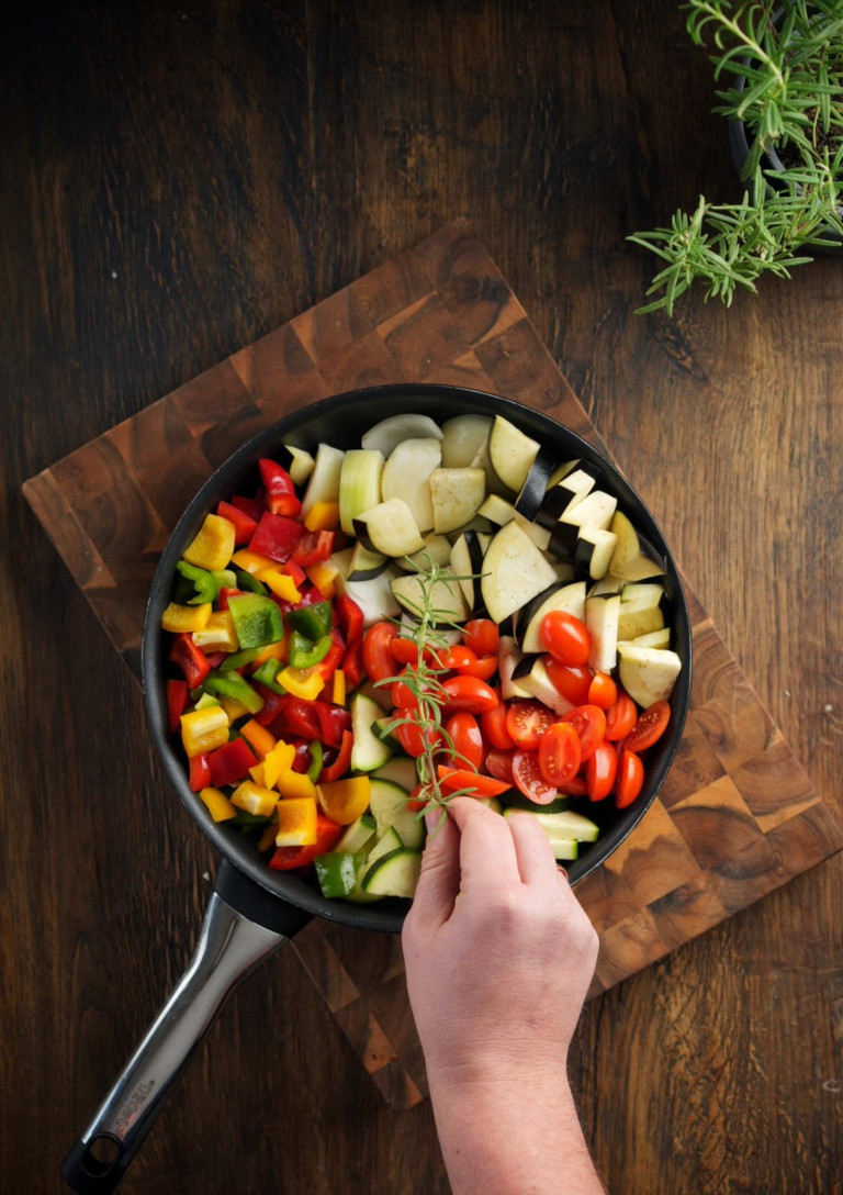 Frische Gemüsemischung in einer Pfanne mit Tomaten, Paprika und Zucchini