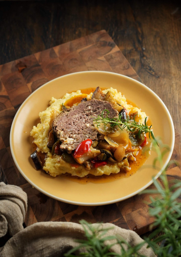 Hackbraten mit Kartoffelbrei und Gemüse auf einem Teller