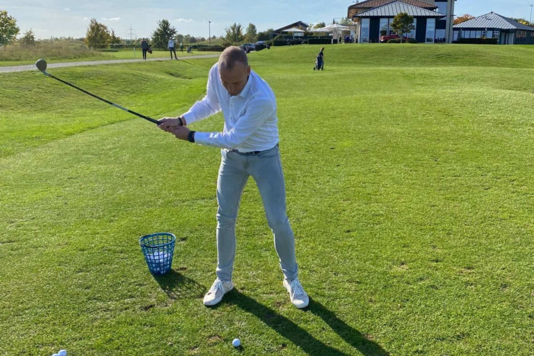 Arne Erbloweit beim Golfspielen auf dem Golfplatz