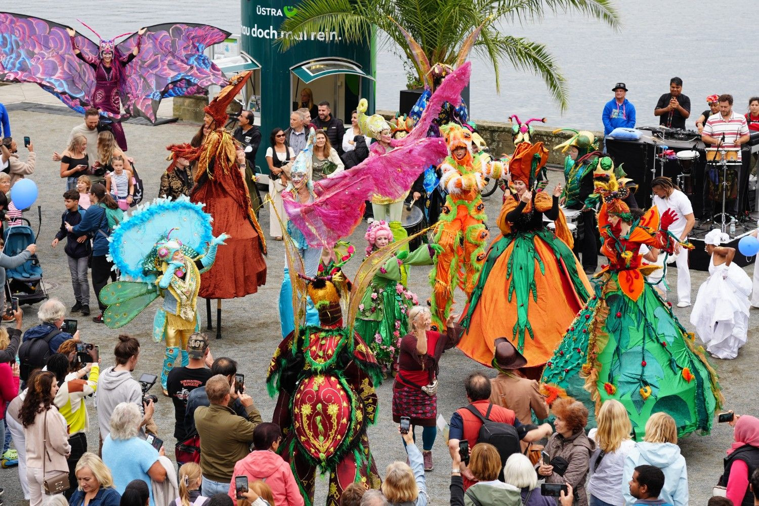 Eröffnung des Maschseefests 2025 - Bunte Kostüme und fröhliche Atmosphäre Eröffnung des Maschseefests 2025 mit bunten Kostümen und Publikum