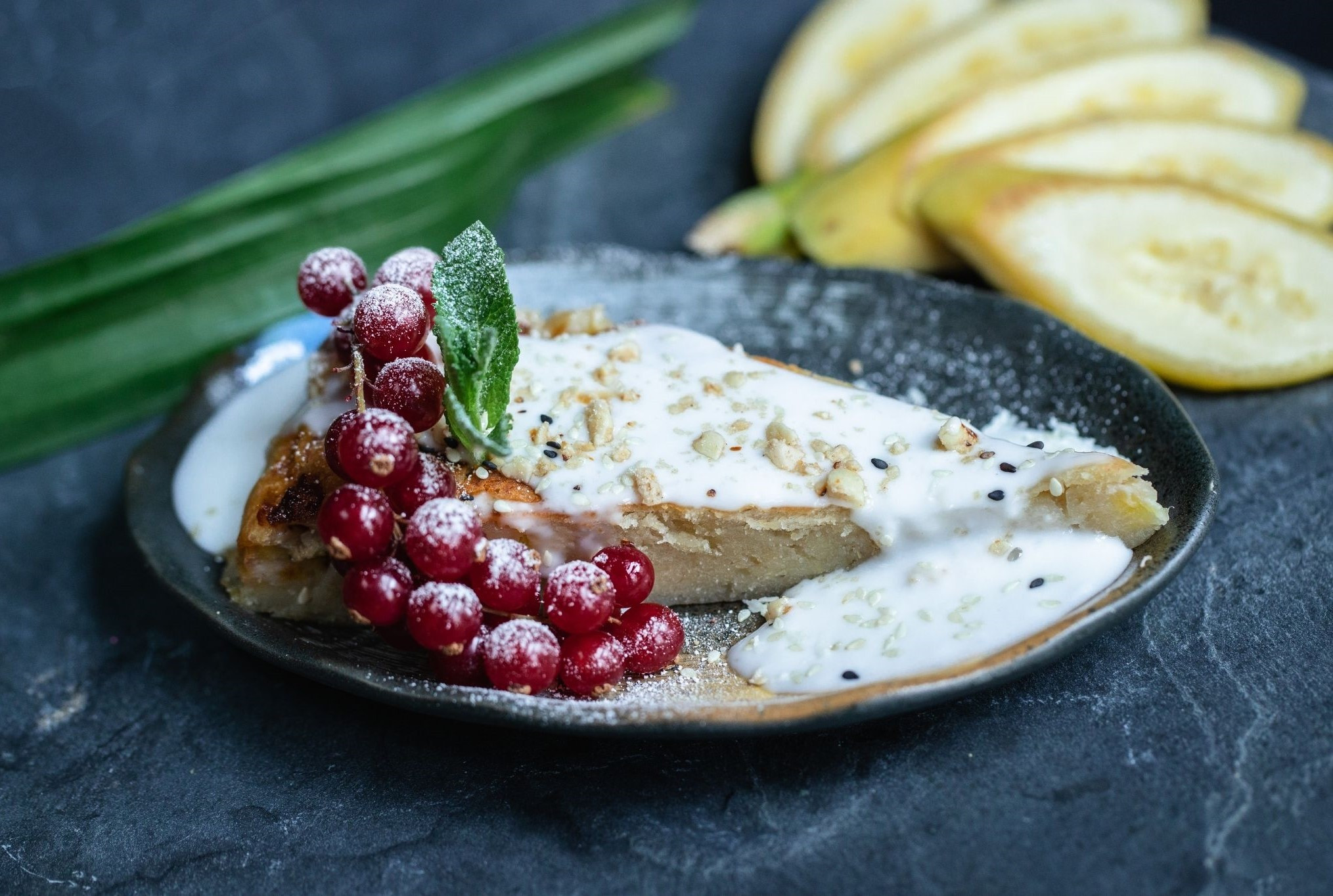 Vegane Nachspeise von Cham The Vegan Kitchen mit Beeren und Sahne Vegane Nachspeise mit Beeren und Sahne von Cham The Vegan Kitchen