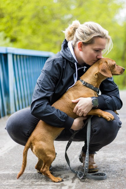 Frau mit Hund in Hannover auf einer Brücke