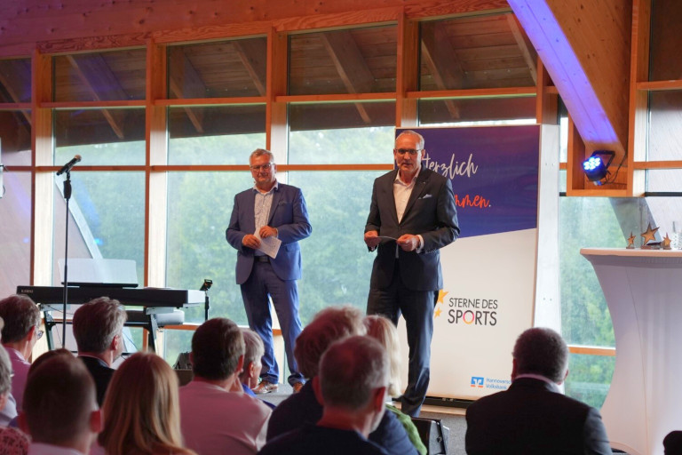 Sterne des Sports 2025 – Moderatoren bei der Preisverleihung auf der Bühne Verleihung der Sterne des Sports 2025 mit Moderatoren auf der Bühne vor Publikum