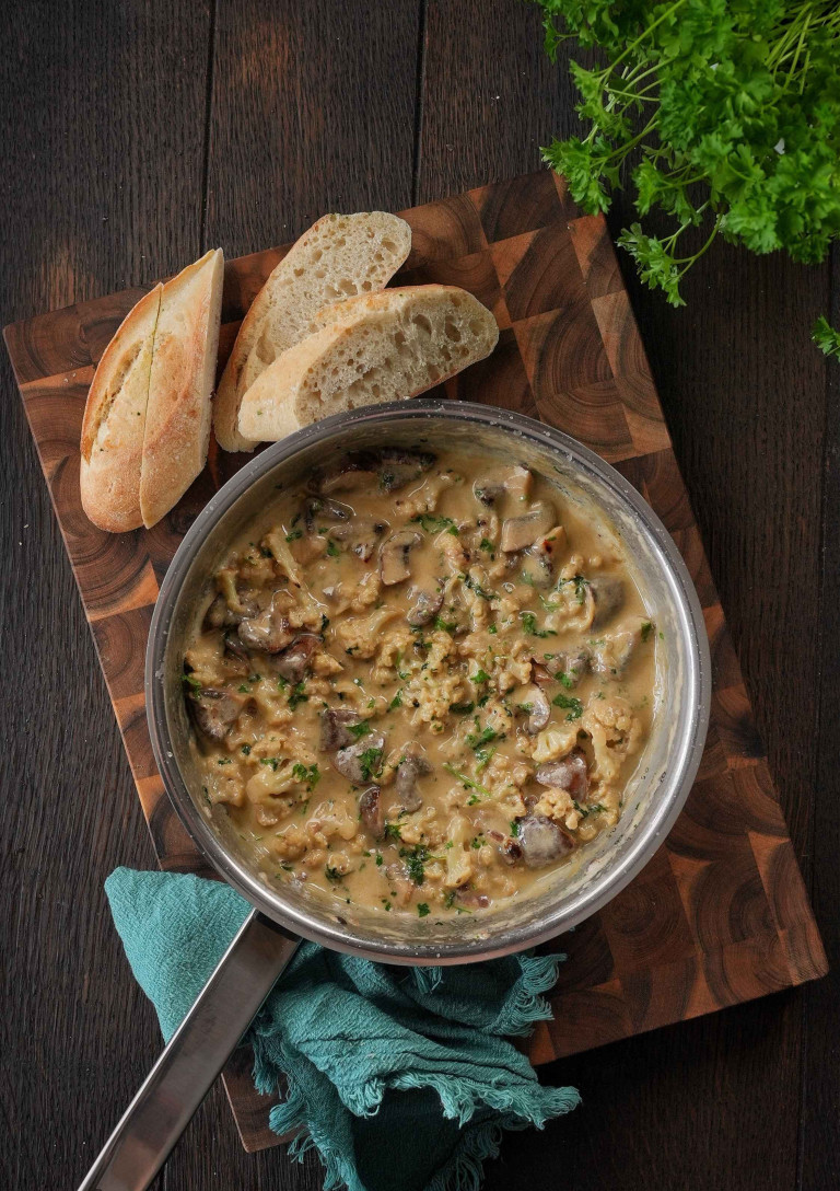 Nobilis kocht: Cremiges Pilzragout mit frischen Kräutern und Baguette auf Holzbrett
