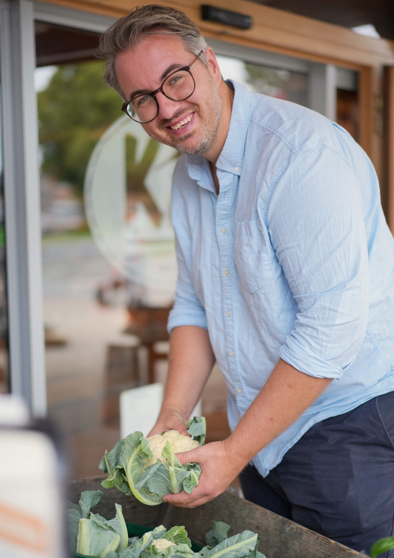 Nobilis kocht: Frischer Blumenkohl in der Zubereitung Nobilis kocht – Person bereitet frischen Blumenkohl in moderner Küche zu