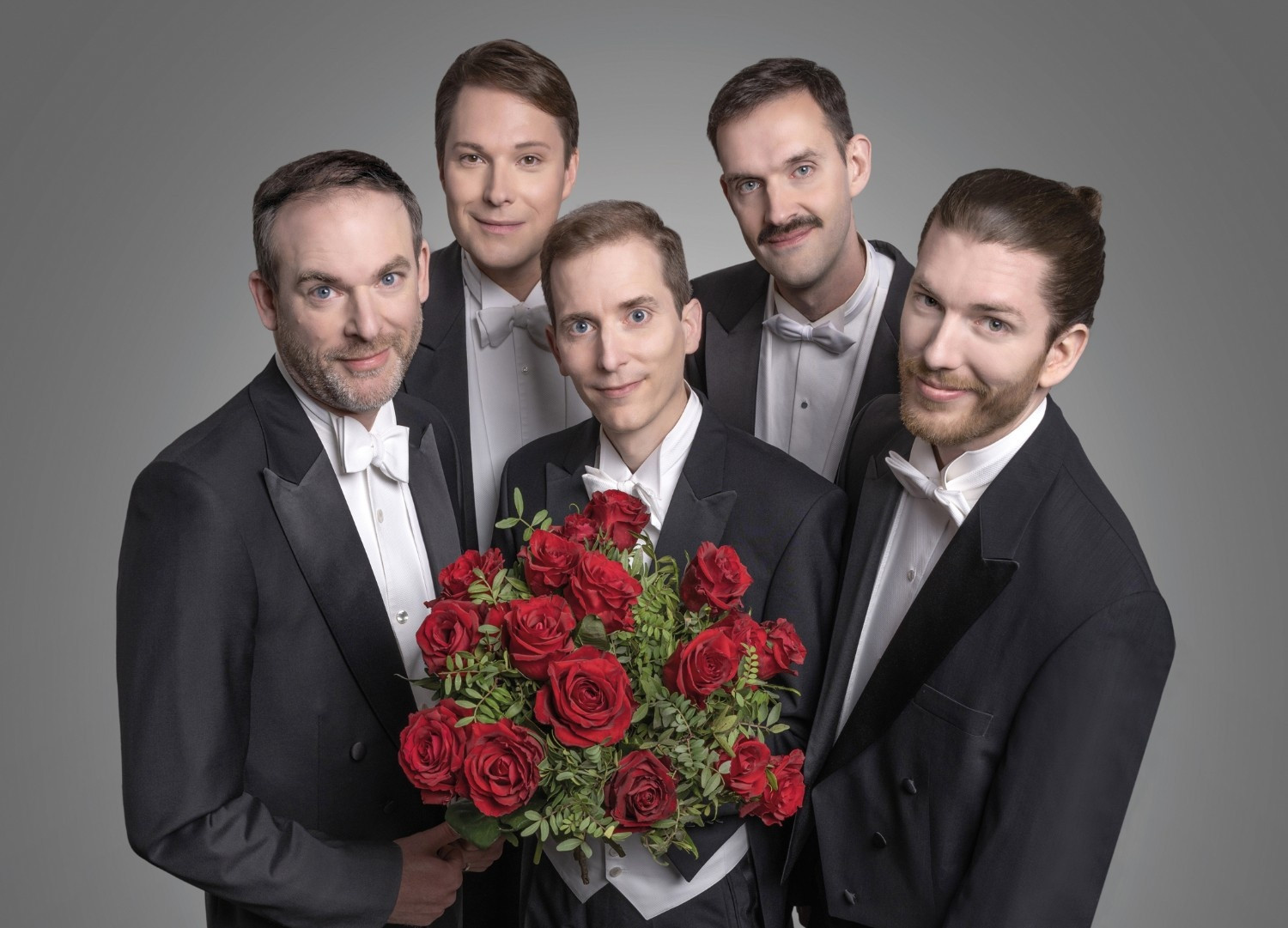 Hannover Harmonists Gruppenfoto von Irene Ledrado – frei nutzbar Hannover Harmonists Gruppenfoto mit Rosenstrauß, fotografiert von Irene Ledrado, frei nutzbar
