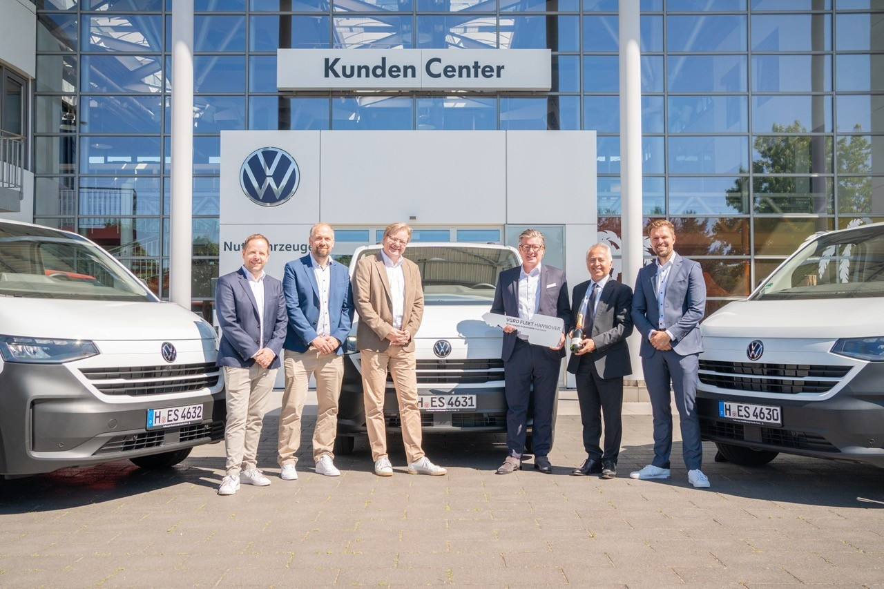 Online E-Shuttle AG übernimmt 130 Volkswagen Fahrzeuge im Kunden Center Hannover Online E-Shuttle AG übernimmt 130 Fahrzeuge bei Volkswagen im Kunden Center Hannover