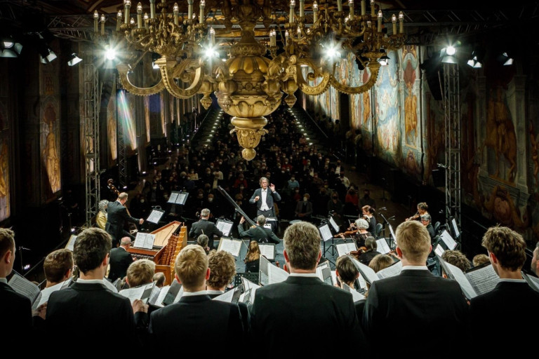 Knabenchor-Auftritt mit Orchester in festlichem Konzertsaal Knabenchor bei einem Auftritt mit Orchester in einem prunkvollen Konzertsaal