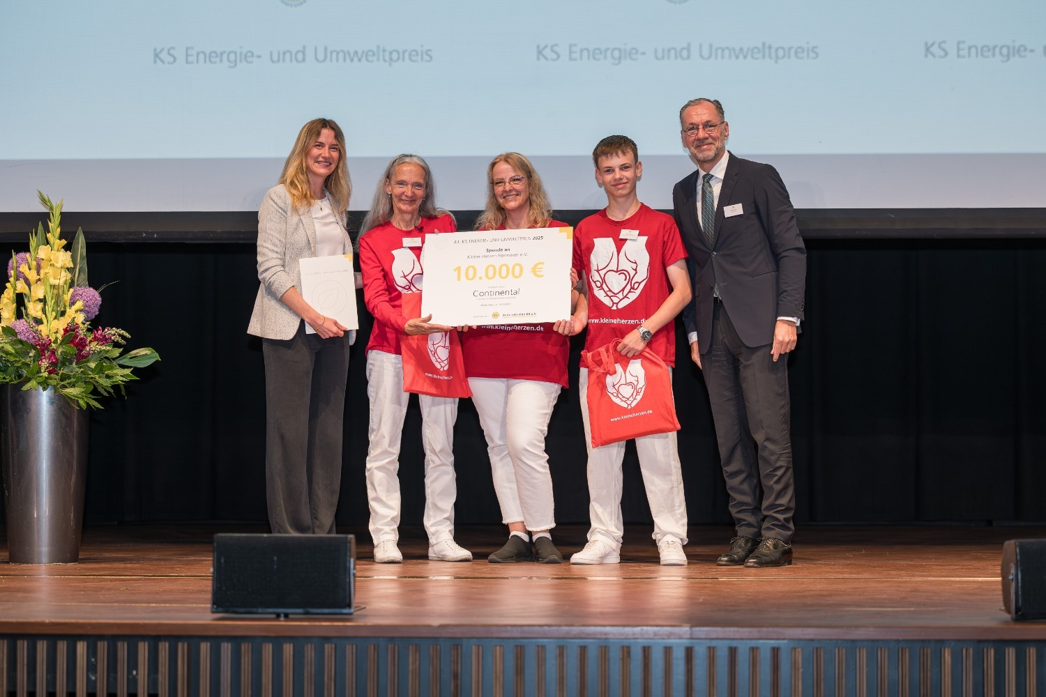 KS Energie- und Umweltpreis Preisverleihung: Scheckübergabe an kleineherzen.de, gesponsert von Continental Preisverleihung beim KS Energie- und Umweltpreis mit Scheckübergabe an die Organisation kleineherzen.de, gesponsert von Continental