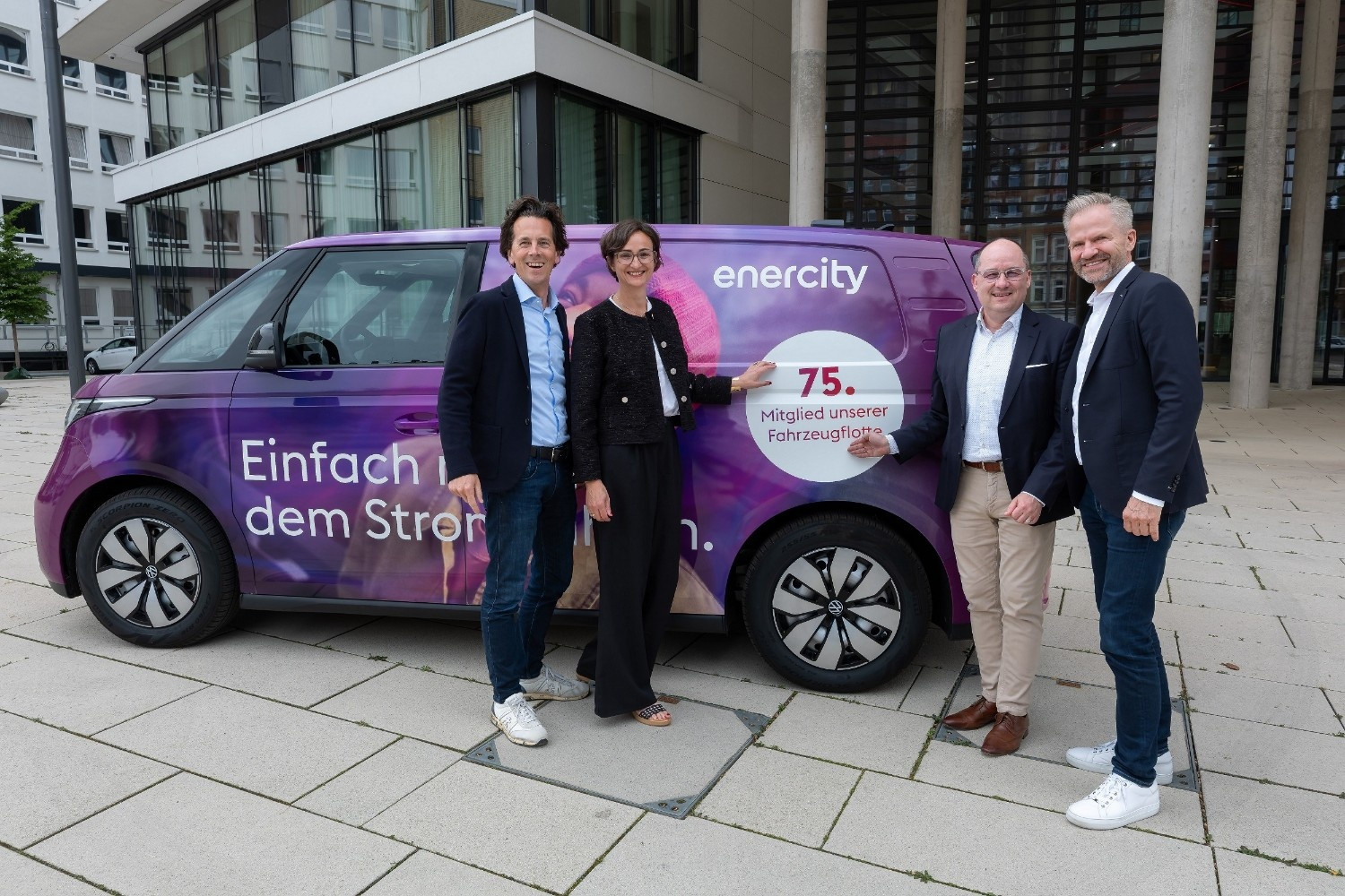 enercity und Volkswagen Nutzfahrzeuge feiern das 75. Mitglied ihrer Fahrzeugflotte auf Pressefoto Pressefoto von enercity und Volkswagen Nutzfahrzeuge mit dem 75. Mitglied der Fahrzeugflotte vor einem gebrandeten Elektrofahrzeug
