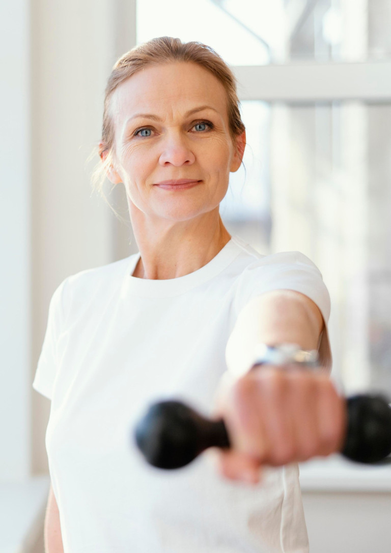 Frau beim Hanteltraining für Langlebigkeit und Gesundheit