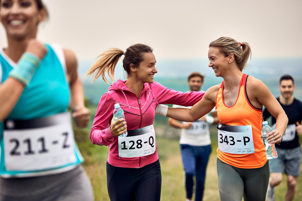 Mehrere Menschen, die mit Startnummern einen Marathon laufen