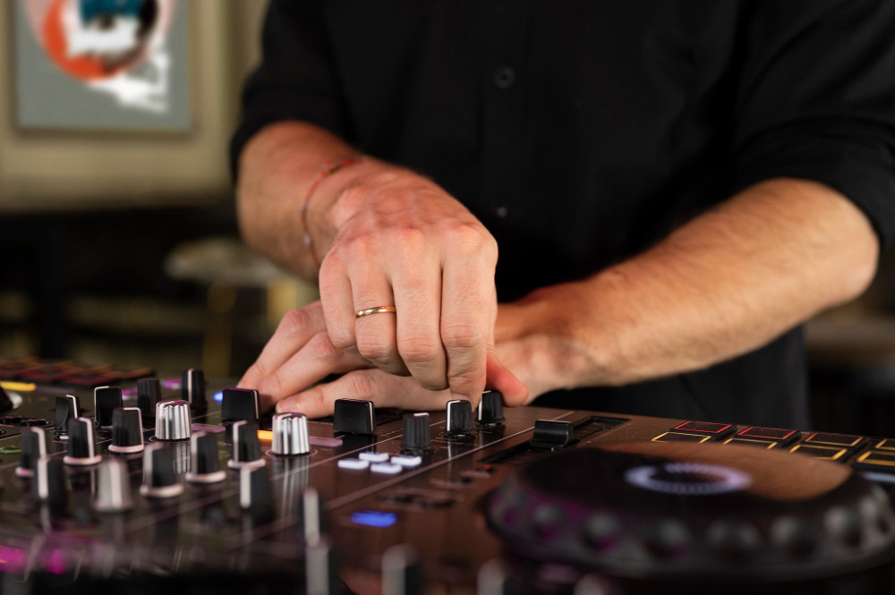 DJ mixt Musik an einem Mischpult – musik mix foto freepik