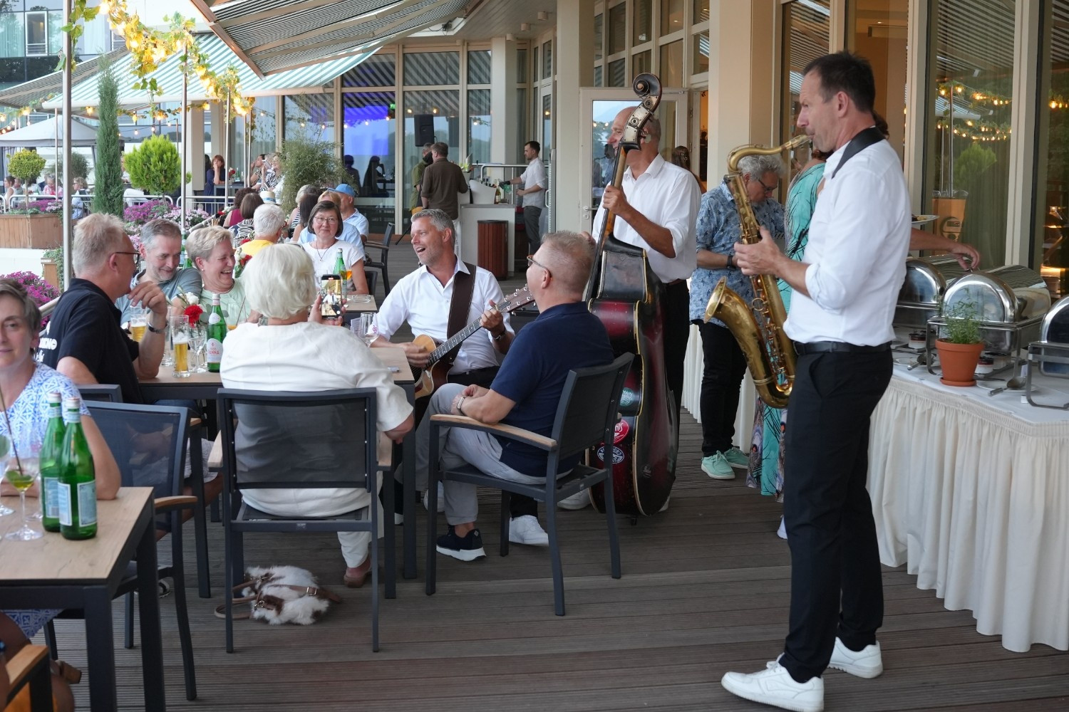 Sommerfest im Courtyard by Marriott mit Livemusik und geselligem Beisammensein auf der Terrasse