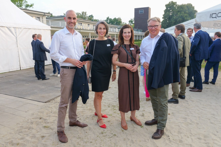 Gäste beim Sofest 2025 auf dem Außengelände in sommerlicher Kleidung